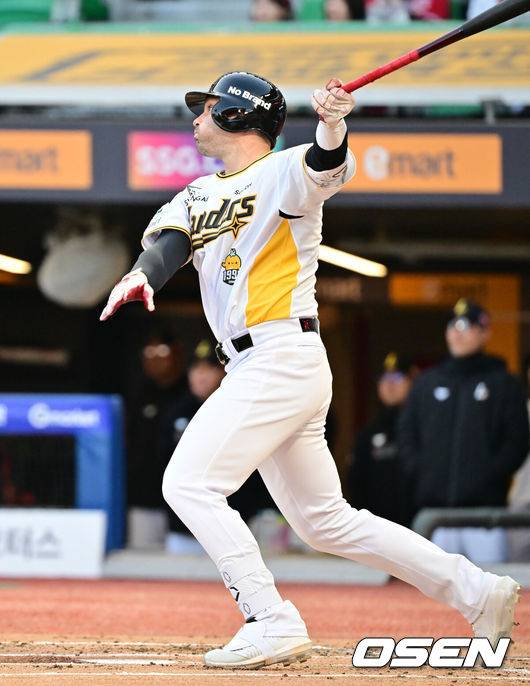 [OSEN=인천, 민경훈 기자] 25일 오후 인천 SSG랜더스필드에서 ‘2025 신한 SOL Bank KBO리그’ SSG 랜더스와 키움 히어로즈의 경기가 열렸다.이날 홈팀 SSG는 박종훈, 원정팀 키움은 김선기를 선발로 내세웠다.1회말 무사 주자 1,2루 SSG 맥브룸이 우중간 1타점 적시타를 때리고 있다. 2025.04.25 / rumi@osen.co.kr