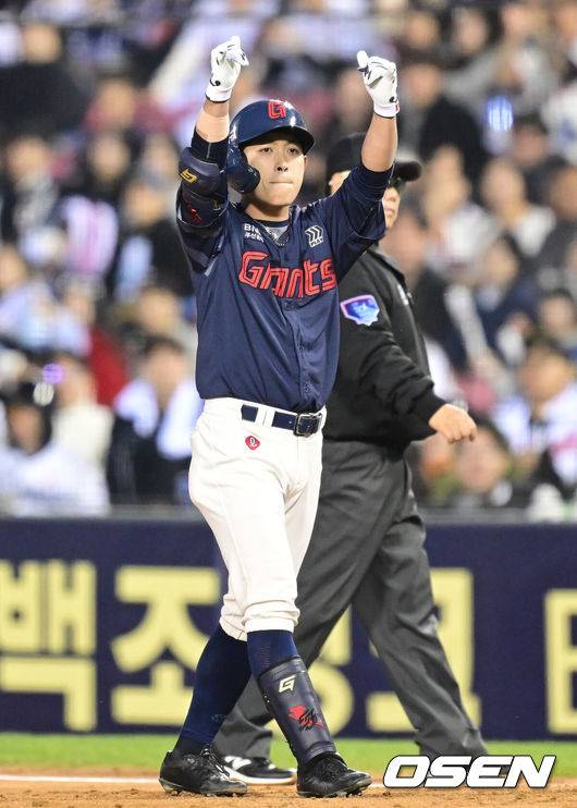 [OSEN=잠실, 김성락 기자] 25일 오후 서울 잠실야구장에서 ‘2025 신한 SOL Bank KBO리그’ 두산 베어스와 롯데 자이언츠의 경기가 열렸다.홈팀 두산은 최원준, 원정팀 롯데는 데이비슨을 선발로 내세웠다. 4회초 2사 2루 롯데 황성빈이 1타점 적시타를 날린 뒤 세리머니를 하고 있다. 2025.04.25/ ksl0919@osen.co.kr