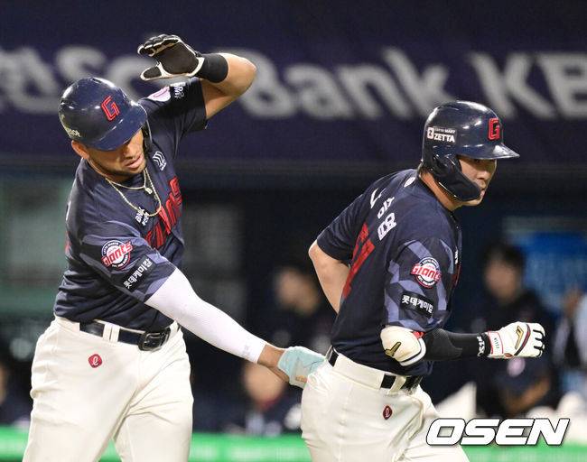 [OSEN=잠실, 김성락 기자] 25일 오후 서울 잠실야구장에서 ‘2025 신한 SOL Bank KBO리그’ 두산 베어스와 롯데 자이언츠의 경기가 열렸다.홈팀 두산은 최원준, 원정팀 롯데는 데이비슨을 선발로 내세웠다. 7회초 무사 3루 롯데 나승엽이 2점 홈런을 날린 뒤 홈에서 레이예스가 하이파이브를 하고 있다. 2025.04.25/ ksl0919@osen.co.kr