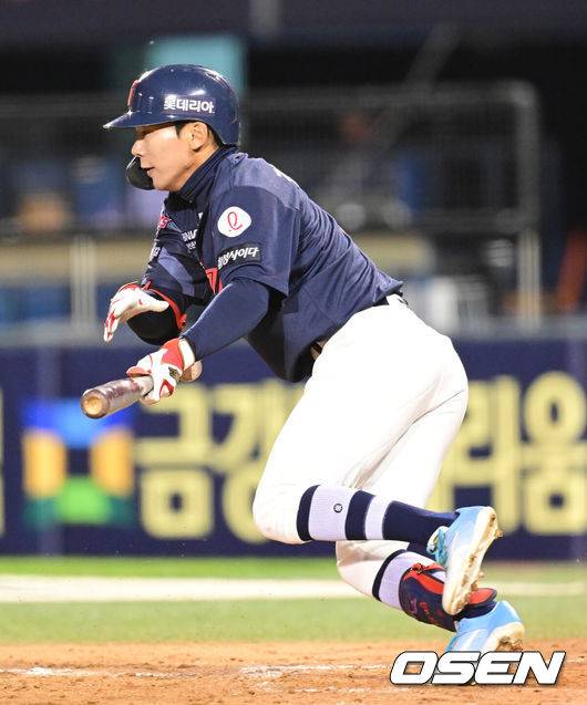 [OSEN=잠실, 김성락 기자] 25일 오후 서울 잠실야구장에서 ‘2025 신한 SOL Bank KBO리그’ 두산 베어스와 롯데 자이언츠의 경기가 열렸다.홈팀 두산은 최원준, 원정팀 롯데는 데이비슨을 선발로 내세웠다. 8회초 1사 1, 3루 롯데 장두성이 1타점 번트안타를 성공하고 있다. 이때 투수 박치국이 1루 송구실책, 2루주자 고승민이 홈으로 내달려 추가 득점을 올렸다. 2025.04.25/