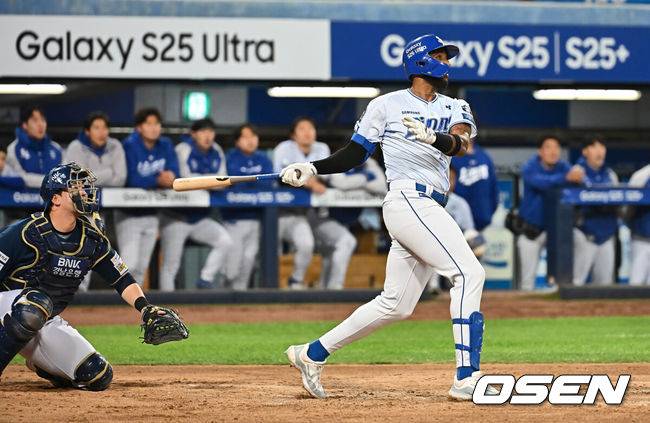 [OSEN=대구, 이석우 기자] 25일 대구삼성라이온즈파크에서 2025 신한 SOL 뱅크 KBO 리그 삼성 라이온즈와 NC 다이노스의 경기가 열렸다. 홈팀 삼성은 김대호가, 방문팀 NC는 목지훈이 선발 출전했다. 삼성 라이온즈 디아즈가 3회말 1사 1루 우월 2점 홈런을 치고 있다. 2025.04.25 / foto0307@osen.co.kr