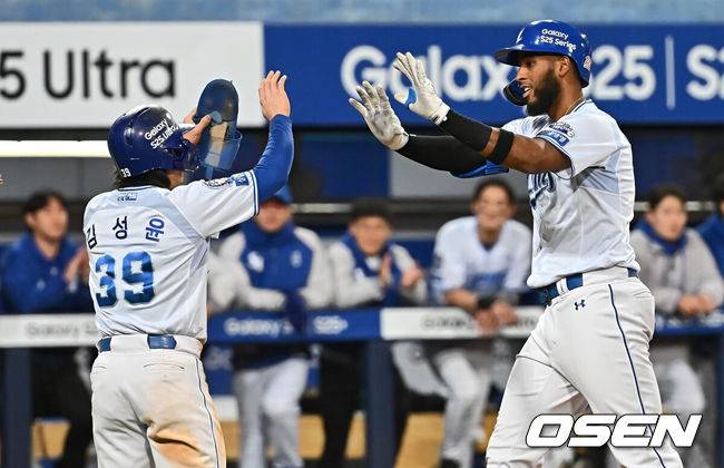 [OSEN=대구, 이석우 기자] 25일 대구삼성라이온즈파크에서 2025 신한 SOL 뱅크 KBO 리그 삼성 라이온즈와 NC 다이노스의 경기가 열렸다. 홈팀 삼성은 김대호가, 방문팀 NC는 목지훈이 선발 출전했다. 삼성 라이온즈 디아즈가 4회말 2사 2루 좌중월 2점 홈런을 치고 하이파이브를 하고 있다. 2025.04.25 / foto0307@osen.co.kr