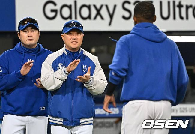 [OSEN=대구, 이석우 기자] 25일 대구삼성라이온즈파크에서 2025 신한 SOL 뱅크 KBO 리그 삼성 라이온즈와 NC 다이노스의 경기가 열렸다. 홈팀 삼성은 김대호가, 방문팀 NC는 목지훈이 선발 출전했다. 삼성 라이온즈 박진만 감독이 NC 다이노스에 10-6으로 승리한 후 디아즈와 기쁨을 나누고 있다. 2025.04.25 / foto0307@osen.co.kr