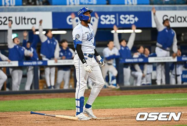 [OSEN=대구, 이석우 기자] 25일 대구삼성라이온즈파크에서 2025 신한 SOL 뱅크 KBO 리그 삼성 라이온즈와 NC 다이노스의 경기가 열렸다. 홈팀 삼성은 김대호가, 방문팀 NC는 목지훈이 선발 출전했다. 삼성 라이온즈 디아즈가 8회말 1사 1,2루 우월 3점 홈런을 치고 있다. 2025.04.25 / foto0307@osen.co.kr