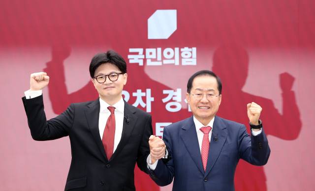 ▲지난 23일 서울 여의도 국민의힘 중앙당사에서 열린 2차 경선 토론회 미디어데이에서 국민의힘 한동훈, 홍준표 대선 경선 후보가 맞수 토론 대상으로 서로를 지명을 한 뒤 기념 촬영하고 있다. ⓒ연합뉴스