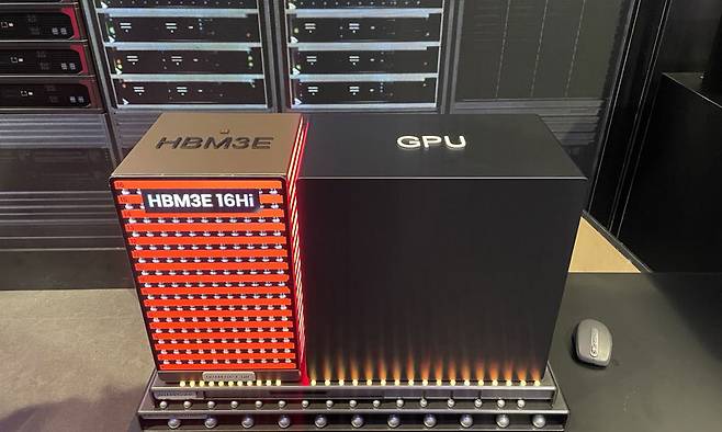 SK그룹이 세계 최대 IT·전자 전시회 'CES 2025' 전시관에 설치한 16단 5세대 고대역폭메모리(HBM3E) 모형. 뉴시스