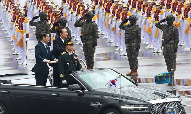 지난 2024년 10월 1일 경기도 성남 서울공항에서 열린 건군 76주년 국군의날 기념식에서 윤석열 당시 대통령과 김용현 당시 국방부 장관이 사열하고 있다. 연합뉴스