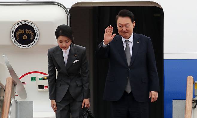 지난해 10월 필리핀·싱가포르 국빈 방문 및 라오스에서 열리는 아세안(ASEAN·동남아시아국가연합) 정상회의에 참석하기 위해 윤석열 전 대통령과 부인 김건희 여사가 경기&nbsp;성남 서울공항에서 공군1호기 올라 출국 인사를 하고 있다. 대통령실사진기자단