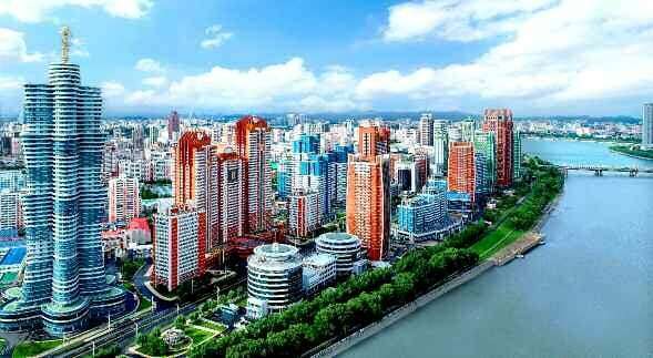 북한 평양의 미래과학자거리. 가장 왼쪽 편 건물이 53층 ‘은하 아파트’. 노동신문·뉴스1