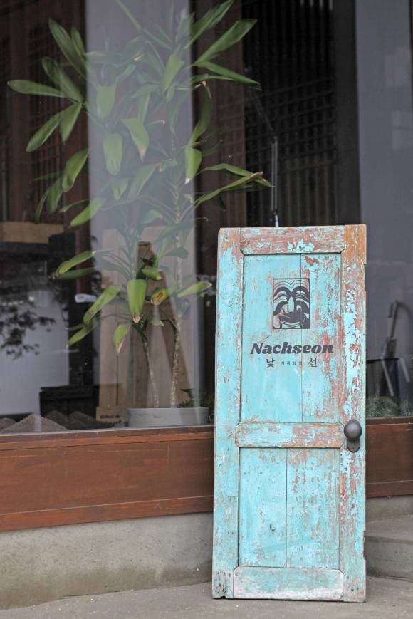 ‘기록상점 낯선’은 ‘아날로그 아카이빙을 지향하는 기록 공간’답게 낡고 오래된 것들이 대접받는다.