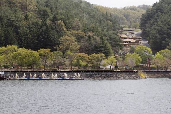 월영교 인근 수변 산책로와 문보트 그리고 안동민속촌이 어우러진 봄 풍경.