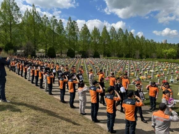 지난 23일 국립대전현충원에서 열린 ‘제4회 순직소방공무원 합동 안장식’에서 소방공무원들이 영정 행렬을 향해 경례하고 있다. 소방청 제공
