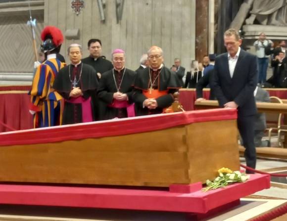 이용훈(왼쪽 첫 번째) 주교 등 한국 조문단이 바티칸 성 베드로 대성전에 안치된 교황의 시신 앞에서 조문하고 있다. 한국천주교주교회의 제공.