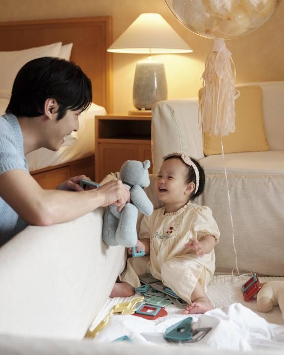 제주신라호텔에서 선보이는 패키지 중 하나인 ‘스위트 아이 러브 포 베이비’는 유아 동반 고객을 위한 맞춤형 서비스가 포함되어 있어 보다 편안한 여행을 즐길 수 있다. 유아를 위한 간식, 유아 장난감과 신라베어, 침대 안전 가드, 범보 의자 등 유아를 위한 용품도 무료 대여 가능하다. 제주신라호텔 제공