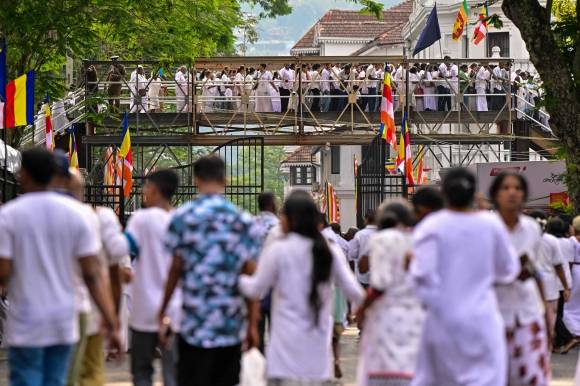 스리랑카의 성스러운 도시 칸디에 수만명의 순례자들이 모여들어 희귀한 불교 유물 전시가 시작되자 교통 혼란과 대중 시위가 벌어졌다. 2025.4.19 AFP 연합뉴스