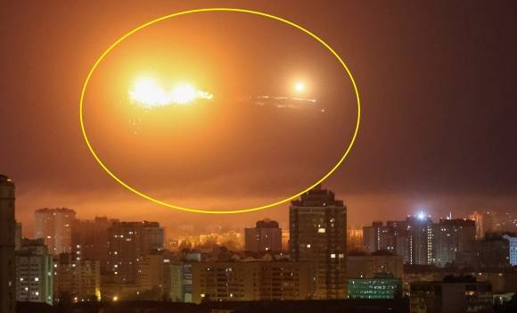 24일 러시아가 발사한 탄도미사일이 키이우 상공에서 폭발하고 있다. 로이터 연합뉴스