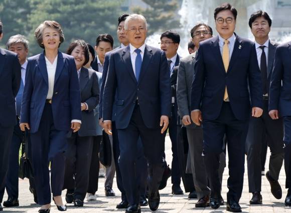 ‘4·27 남북 판문점선언’ 7주년 기념식 향하는 참석자들 - 문재인 전 대통령 내외, 우원식 국회의장과 참석자들이 25일 오후 국회도서관에서 열린 4.27 판문점선언 7주년 기념식에 참석하고 있다.  연합뉴스