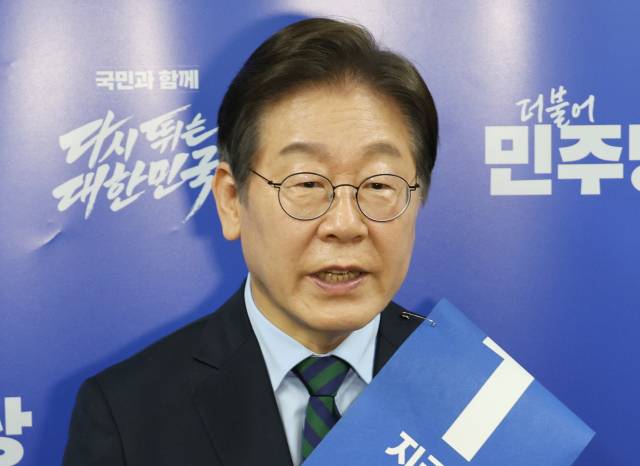 이재명 더불어민주당 대선 경선 후보가 이달 19일 오후 충북 청주체육관에서 열린 ‘제21대 대통령선거 후보자 선출을 위한 충청권 합동연설회’에서 경선 결과 발표를 들은 뒤 기자들과 질의응답을 진행하고 있다. 연합뉴스