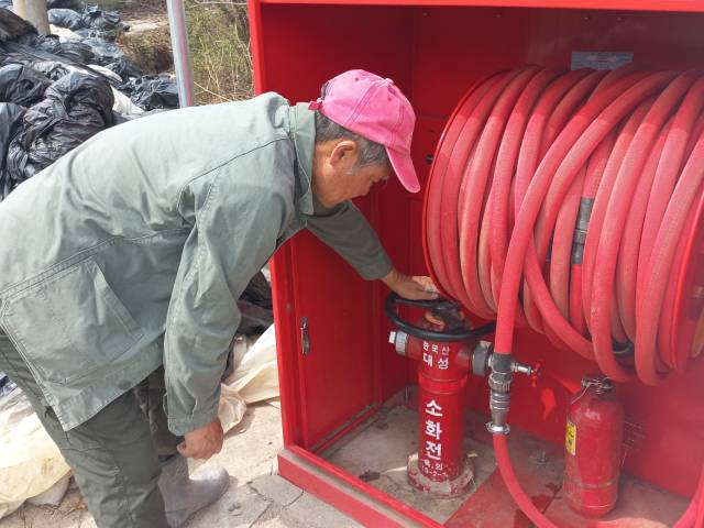 9일 경북 의성군 점곡면에 있는 한 마을 이장이 비상소화장치를 사용하는 법을 설명하고 있다. 양종곤 기자