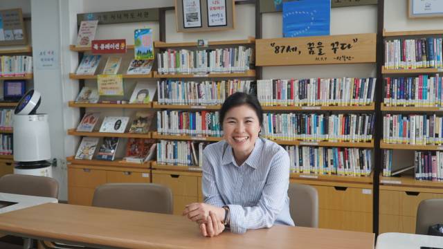 라이프점프와 인터뷰하고 있는 김상미 가원시니어도서관 이사장. 정예지 기자
