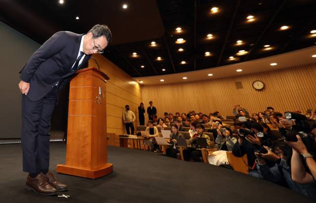 유영상 SK텔레콤 대표이사가 25일 서울 중구 SKT타워에서 고객 정보 보호조치 강화 설명회를 열고 SK텔레콤 이용자 유심(USIM) 정보 해킹에 대해 고개 숙여 사과하고 있다. 뉴스1