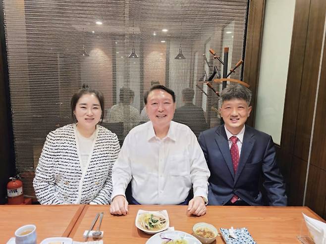 4월19일 윤석열 전 대통령이 서초동 아크로비스타 사저 부근 식당에서 '윤어게인 신당' 창당에 나섰던 배의철 변호사(맨 오른쪽), 김계리 변호사와 함께 식사해 눈길을 끌었다. ⓒ김계리 변호사 SNS캡쳐