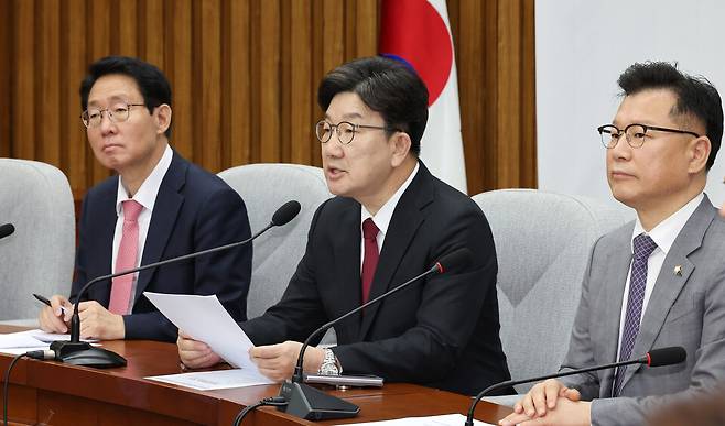 국민의힘 권성동 원내대표(가운데)가 25일 국회에서 열린 원내대책회의에서 발언하고 있다. ⓒ연합뉴스