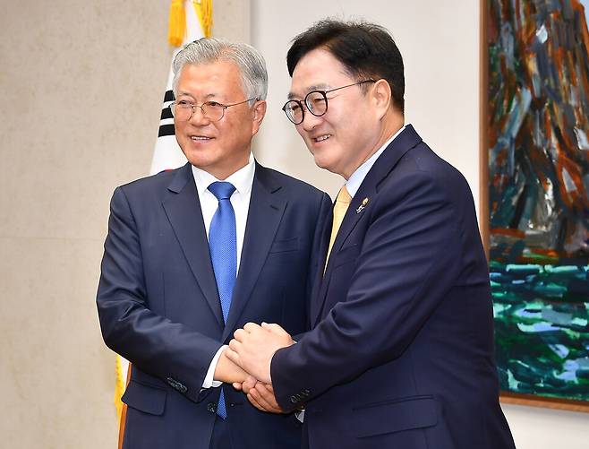 4·27 판문점선언 7주년 기념식 참석차 국회를 방문한 문재인 전 대통령(왼쪽)이 25일 서울 여의도 국회에서 우원식 국회의장과 기념 촬영하고 있다. ⓒ연합뉴스