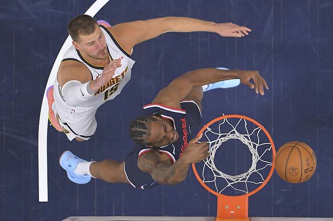 덩크슛하는 카와이 레너드.   잉글우드 | AP연합뉴스