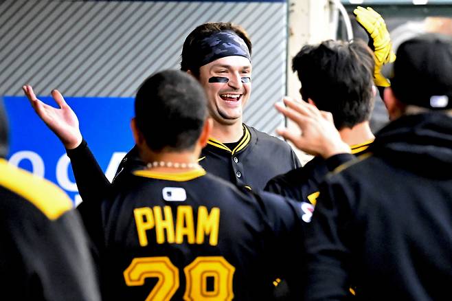 25일 LA 에인절스 원정에서 홈런을 치고 동료들에게 축하를 받고 있는 맷 고스키.   애너하임 | AP연합뉴스