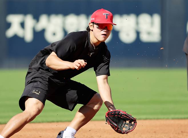 허벅지 부상에서 회복한 KIA 김도영이 25일 광주 기아챔피언스필드에서 열리는 LG와의 경기에 앞서 훈련하고 있다.    광주 | 연합뉴스