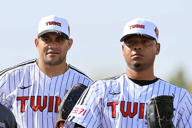 ▲ LG 외국인투수 요니 치리노스(왼쪽)와 엘리에이저 에르난데스 ⓒ연합뉴스