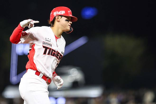 ▲ 25일 복귀전에서 대타로 출전해 초구에 동점 적시타를 친 김도영 ⓒKIA타이거즈