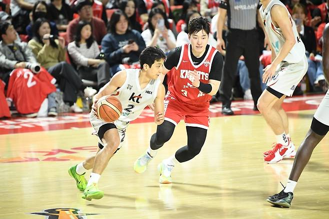 ▲ 허훈(왼쪽)은 지친 기색이었다. 야투가 말을 듣지 않았다 ⓒ KBL