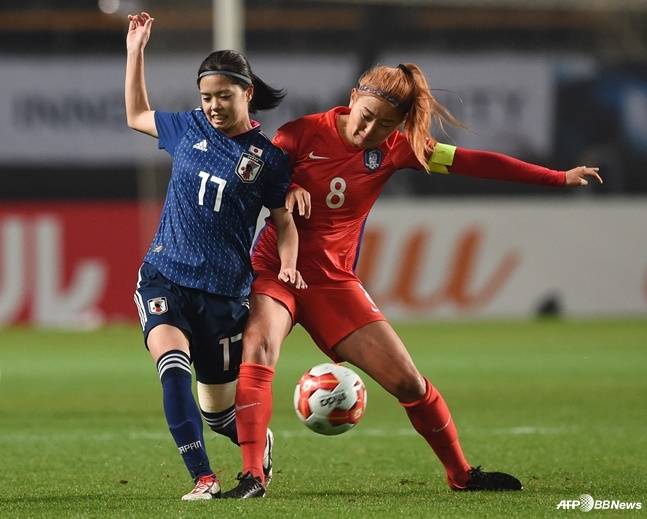 하세가와(왼쪽)가 조소현이 몸싸움을 벌이고 있다. /AFPBBNews=뉴스1