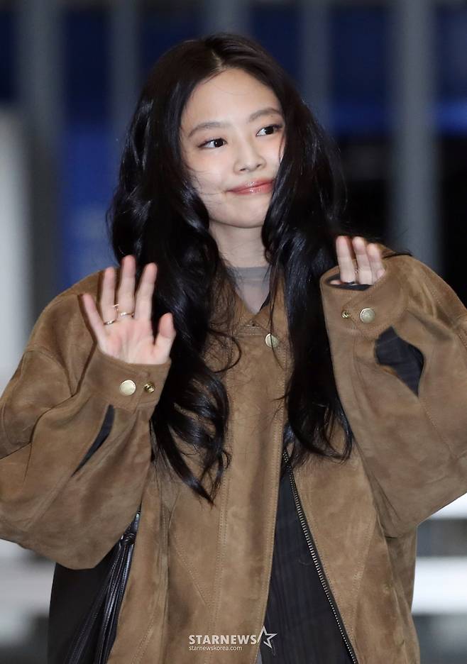 그룹 블랙핑크 제니가 첫 솔로 정규 앨범 ‘Ruby’ 프로모션 차 미국 LA로 28일 오후 인천국제공항을 통해 출국하고 있다. 2025.02.28 /사진=임성균 tjdrbs23@