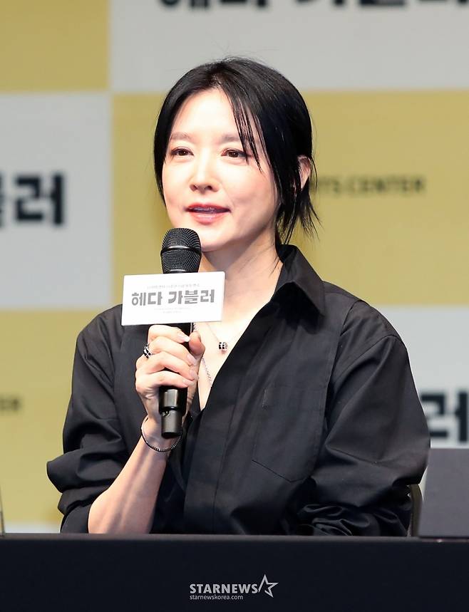 배우 이영애가 8일 서울 강서구 LG아트센터에서 열린 연극 '헤다 가블러' 제작발표회에 참석해 인사말을 하고 있다./2025.04.08 /사진=김휘선 hwijpg@