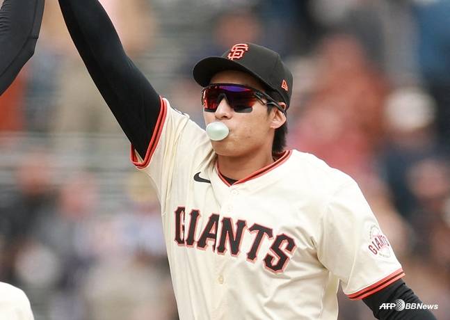 25일 밀워키전 승리를 하이파이브를 하고 있는 이정후. /AFPBBNews=뉴스1