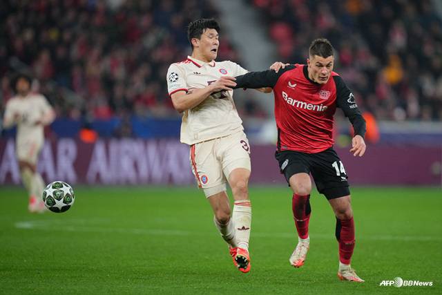 경기에 집중하는 김민재(왼쪽). /AFPBBNews=뉴스1