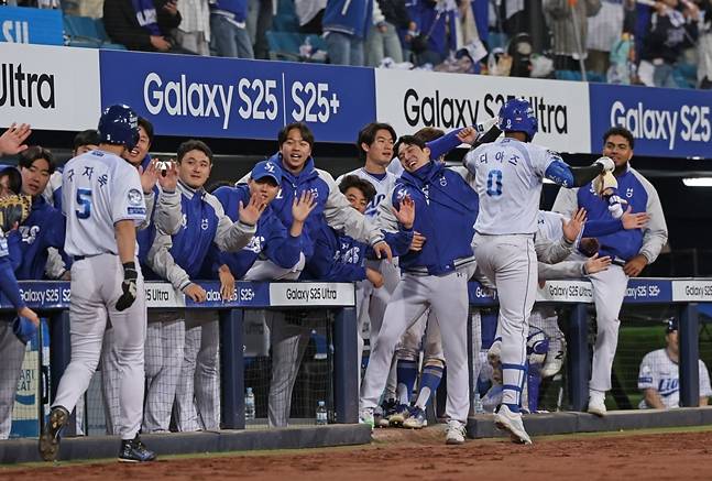 디아즈의 홈런 이후 더그아웃에서 세리머니를 하고 있다. /사진=삼성 라이온즈