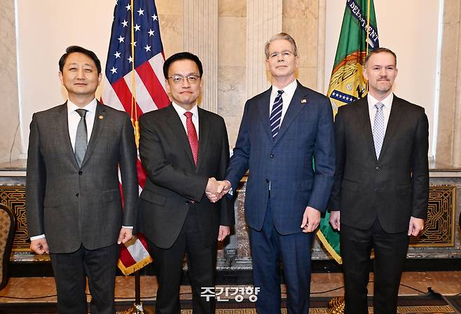 주요 20개국(G20) 재무장관회의 및 국제통화금융위원회(IMFC)‘에 참석차 미국 워싱턴D.C를 방문중인 최상목 부총리 겸 기획재정부 장관이 안덕근 산업통상자원부 장관과 함께 24일(현지시간) 미국 워싱턴 DC 재무부에서 열린 ’한-미 2+2 통상협의(Trade Consultation)‘에서 기념 촬영하고 있다. 왼쪽부터 안 산업부 장관, 최 부총리, 스콧 베센트 미 재무장관, 제이미슨 그리어 미국무역대표부(USTR) 대표. 기획재정부 제공