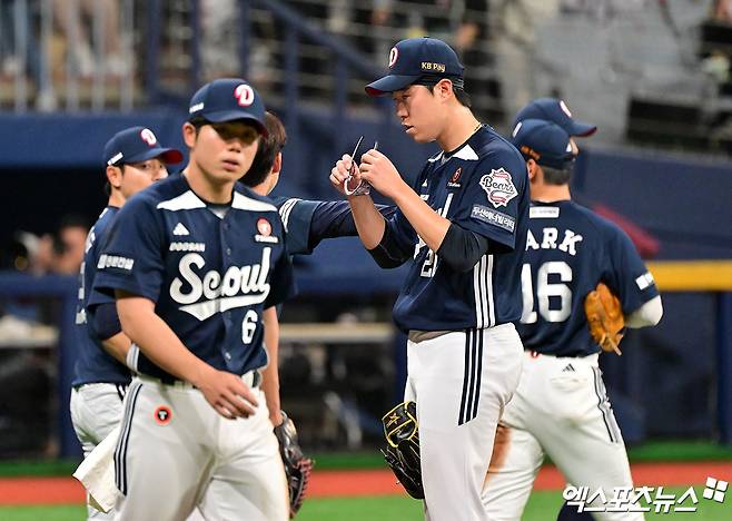 23일 오후 서울 구로구 고척스카이돔에서 열린 '2025 신한 SOL Bank KBO리그' 두산 베어스와 키움 히어로즈의 경기, 4회말 키움 푸이그가 두산 김유성의 높은 공을 피한 후 마운드를 향해 다가서며 벤치 클리어링이 발발했다.  두산 김유성이 교체되고 있다. 고척, 김한준 기자