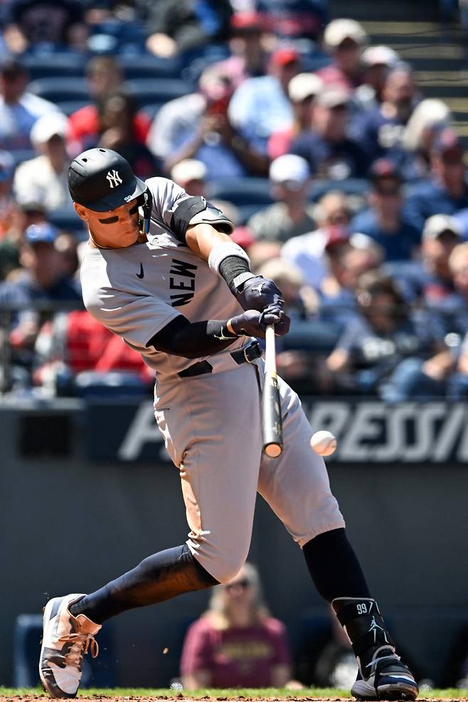 뉴욕 양키스 외야수 애런 저지가 24일 미국 오하이오주 클리블랜드의 프로그레시브 필드에서 열린 2025 미국프로야구 메이저리그(MLB) 클리블랜드 가디언스와의 원정경기에 2번타자 겸 우익수로 선발 출전해 4타수 2안타 1타점 1볼넷 1득점을 기록했다. AFP 연합뉴스