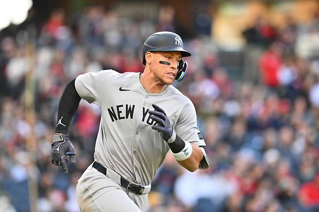 뉴욕 양키스 외야수 애런 저지가 24일 미국 오하이오주 클리블랜드의 프로그레시브 필드에서 열린 2025 미국프로야구 메이저리그(MLB) 클리블랜드 가디언스와의 원정경기에 2번타자 겸 우익수로 선발 출전해 4타수 2안타 1타점 1볼넷 1득점을 기록했다. AFP 연합뉴스