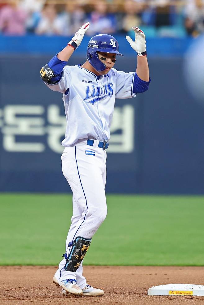 삼성 라이온즈 김영웅이 24일 대구 KIA 타이거즈전에서 세리머니하고 있다. 삼성 라이온즈