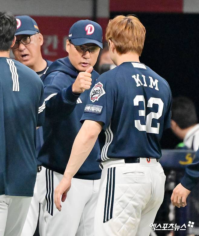 24일 오후 서울 구로구 고척스카이돔에서 열린 '2025 신한 SOL Bank KBO리그' 두산 베어스와 키움 히어로즈의 경기, 두산이 11안타를 몰아치며 키움에 9:3 승리를 거뒀다.  이날 경기에서 승리한 두산 이승엽 감독이 선수들과 함께 기뻐하고 있다. 고척, 김한준 기자