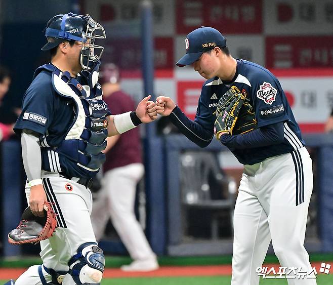 24일 오후 서울 구로구 고척스카이돔에서 열린 '2025 신한 SOL Bank KBO리그' 두산 베어스와 키움 히어로즈의 경기, 두산이 11안타를 몰아치며 키움에 9:3 승리를 거뒀다.  이날 경기에서 승리한 두산 선수들이 기뻐하고 있다. 고척, 김한준 기자