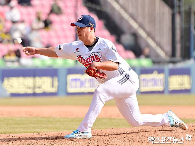 14일 오후 서울 송파구 잠실야구장에서 열린 '2025 신한 SOL Bank KBO리그' KIA 타이거즈와 두산 베어스의 시범경기, 8회초 두산 박치국이 공을 힘차게 던지고 있다. 엑스포츠뉴스 DB