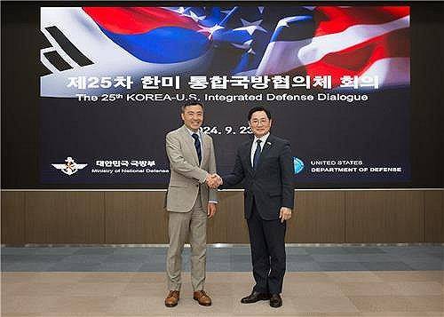 2024년 9월 열린 한미통합국방협의체 회의 [연합뉴스 자료사진] 2024년 9월 23~24일 서울에서 열린 제25차 한미통합국방협의체(KIDD) 회의에서 양측 대표인 조창래 국방정책실장(오른쪽)과 앵카 리 미 국방부 부차관보가 악수하고 있다. 2024.9.24 [국방부 제공. 재판매 및 DB 금지]