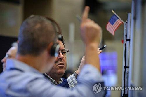 뉴욕증권거래소의 트레이더 [로이터 연합뉴스 자료사진. 재판매 및 DB 금지]